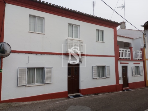 Moradia com 2 entradas e terraços no Alto Alentejo, próximo de Gavião
