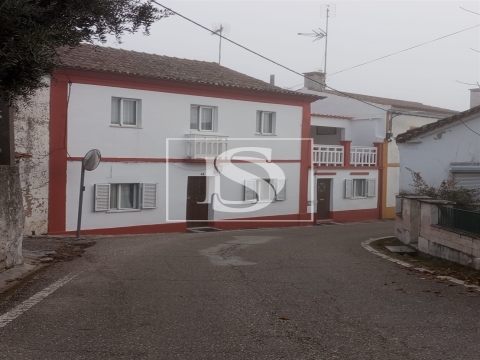 Moradia com 2 entradas e terraços no Alto Alentejo, próximo de Gavião