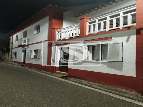 Moradia com 2 entradas e terraços no Alto Alentejo, próximo de Gavião